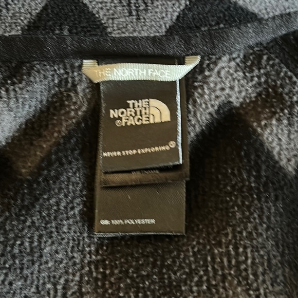 The North Face Women’s Zip Up Chevron Print Jacket w/ Cinched Waist - Picture 10 of 12